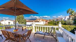 Outdoor dining - Villa Albaida La Zubia by Ruralidays (Granada)