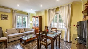 TV, peis, DVD-spiller og stereoanlegg