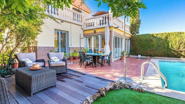 Outdoor dining - Villa Albaida La Zubia by Ruralidays (Granada)