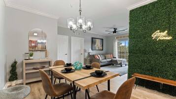 Townhouse, flere senger, balkong, hageutsikt (Good Times At Tuscana) | Spiseområde