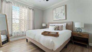 Townhouse, flere senger, balkong, hageutsikt (Good Times At Tuscana) | 2 soverom, individuelt dekorert, individuelt innredet og sengetøy