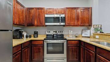 Casa de ciudad, varias camas, balcón, vista al jardín (Good Times At Tuscana) | Cocina privada | Refrigerador, microondas, horno y parrilla de estufa