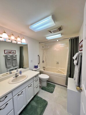 Shower, hair dryer, towels, soap - The Captain's View  (Kodiak)