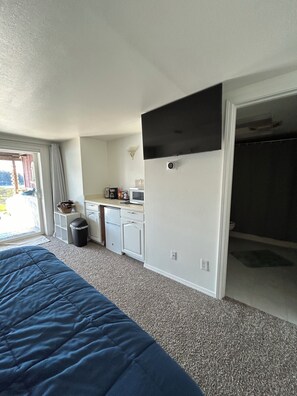 5 bedrooms, iron/ironing board, WiFi, bed sheets