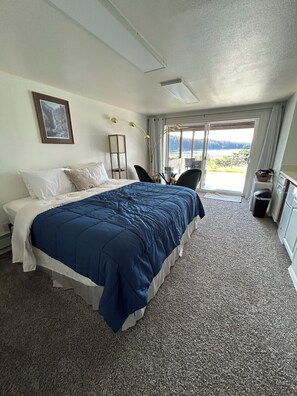 5 bedrooms, iron/ironing board, WiFi, bed sheets - The Captain's View  (Kodiak)
