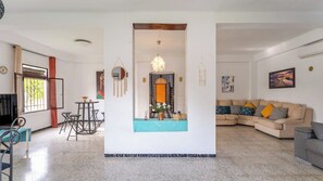 Una televisión, una chimenea