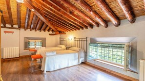 10 bedrooms, travel crib, WiFi
