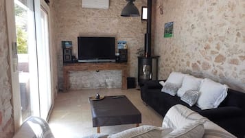 Smart TV, fireplace