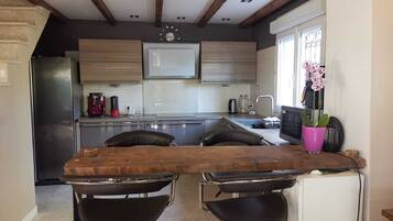 Coffee/tea maker, fridge, microwave, oven
