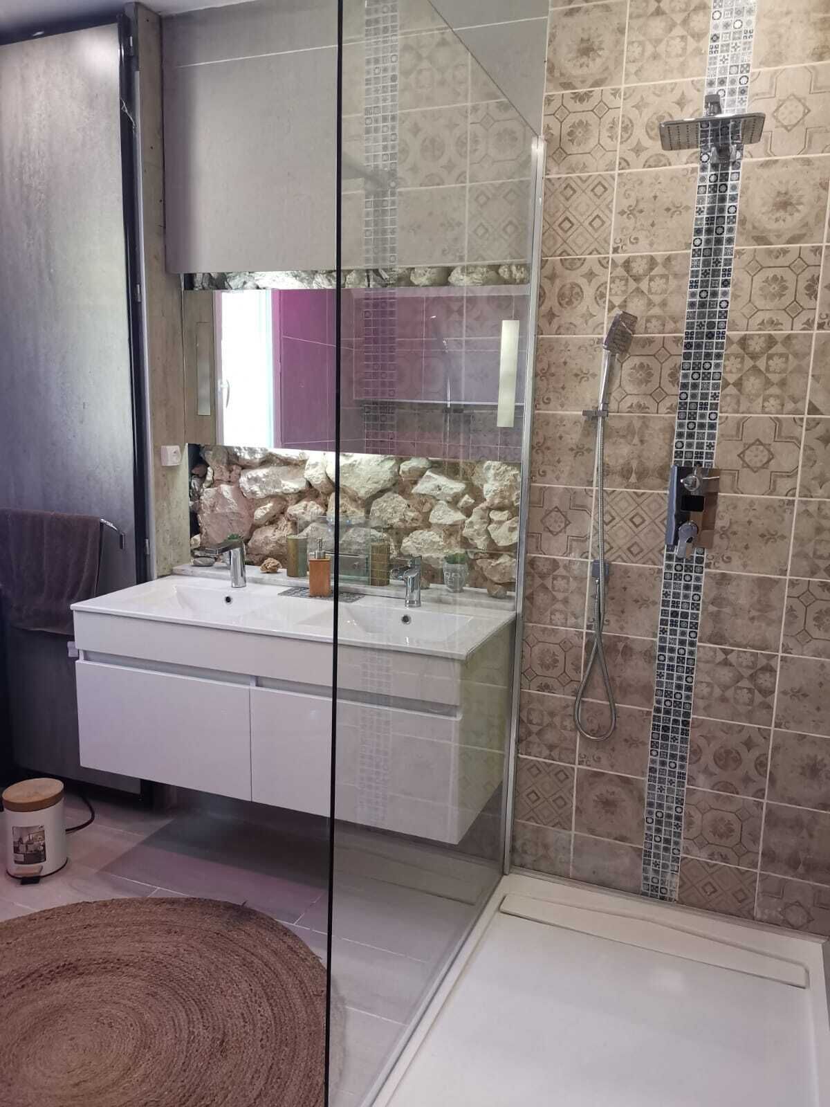 Shower, jetted tub, hair dryer, towels