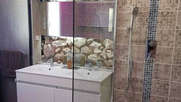 Shower, jetted tub, hair dryer, towels