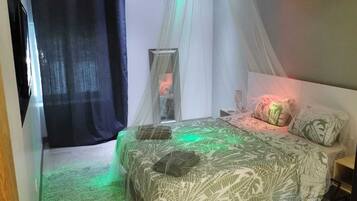 4 bedrooms, iron/ironing board, bed sheets