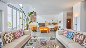 Un salon spacieux comprenant un ensemble de canapés, une table basse et une cheminée.