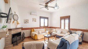 Televisión, chimenea, reproductor de DVD y tenis de mesa 