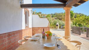 Outdoor dining - Casa Los Olivos Prado del Rey by Ruralidays (Cádiz)
