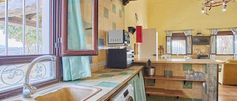 Cafetera/tetera, refrigerador, microondas, horno