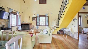 TV, fireplace - Casa Los Olivos Prado del Rey by Ruralidays (Cádiz)