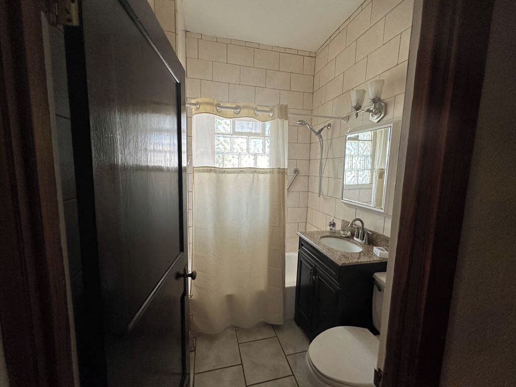 Sèche-cheveux, serviettes fournies, savon, shampoing