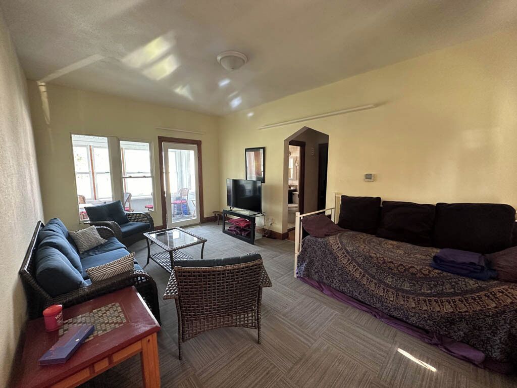 Téléviseur connecté, foyer, livres