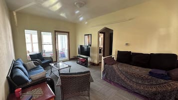 Téléviseur connecté, foyer, livres