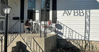 River House Retreat - Firepits - Bike trails - Canoe Launch