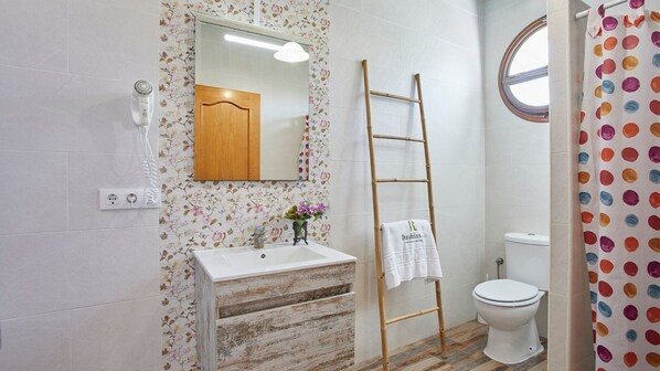 A bathroom with a wooden ladder, a white sink, a mirror, and a toilet. - El Rincón de Marco y María Prado del Rey by Ruralidays (Cádiz)