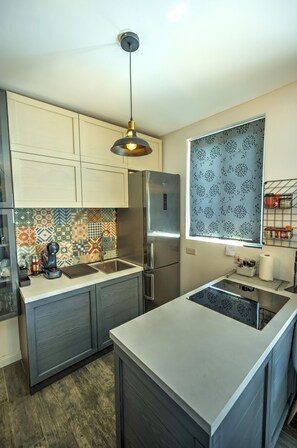 Frigorífico, horno, cafetera o tetera y hervidor eléctrico