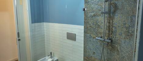 Dusche, Haartrockner, Handtücher