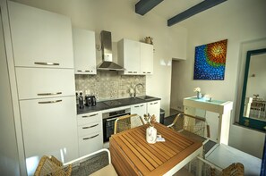 Fridge, oven, coffee/tea maker, electric kettle - Duplex tastefully furnished flat in Valletta MCOP1-1 (Valletta)