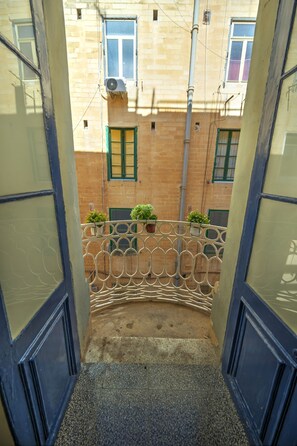 Property grounds - Duplex tastefully furnished flat in Valletta MCOP1-1 (Valletta)