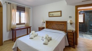 2 dormitorios, tabla de planchar con plancha, cuna de viaje y wifi