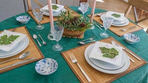A table set for a meal with plates, cutlery, glasses, and a centerpiece. - Villa Tinahones Álora by Ruralidays (Málaga)