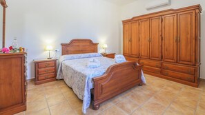 4 bedrooms, iron/ironing board, travel cot, WiFi