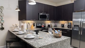 Jääkaappi, mikroaaltouuni, uuni, astianpesukone