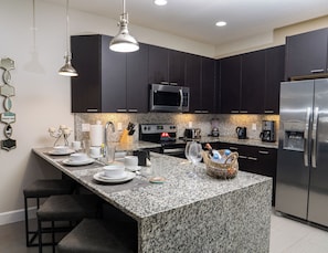 Réfrigérateur, micro-ondes, four, lave-vaisselle