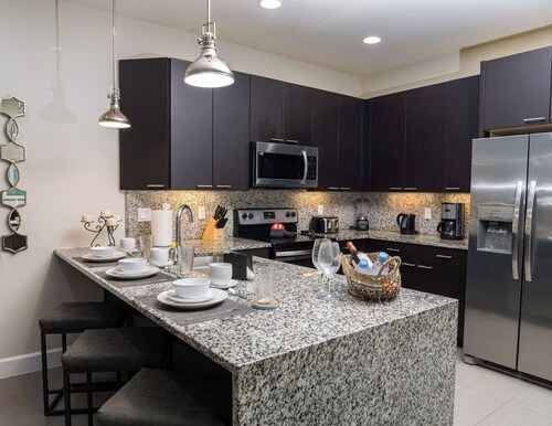 Charming 3-bedroom townhome with fitness room and private pool in Clermont