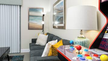 Älytelevisio, videopelejä, DVD-soitin, pöytätennispöytä