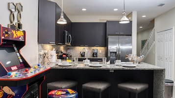 Jääkaappi, mikroaaltouuni, uuni, astianpesukone