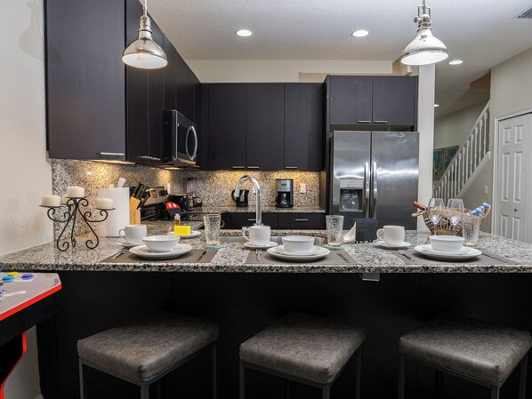 Réfrigérateur, micro-ondes, four, lave-vaisselle