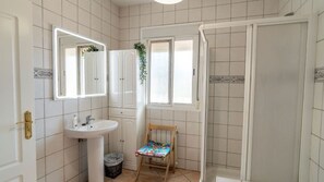 Dusche, Haartrockner, Handtücher