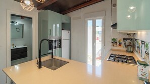 Geladeira, micro-ondas, cooktop, cafeteira/chaleira