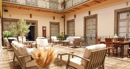 CASA SAUTO 12 Historic 1 BR with balconies and Rooftop next to Zocalo