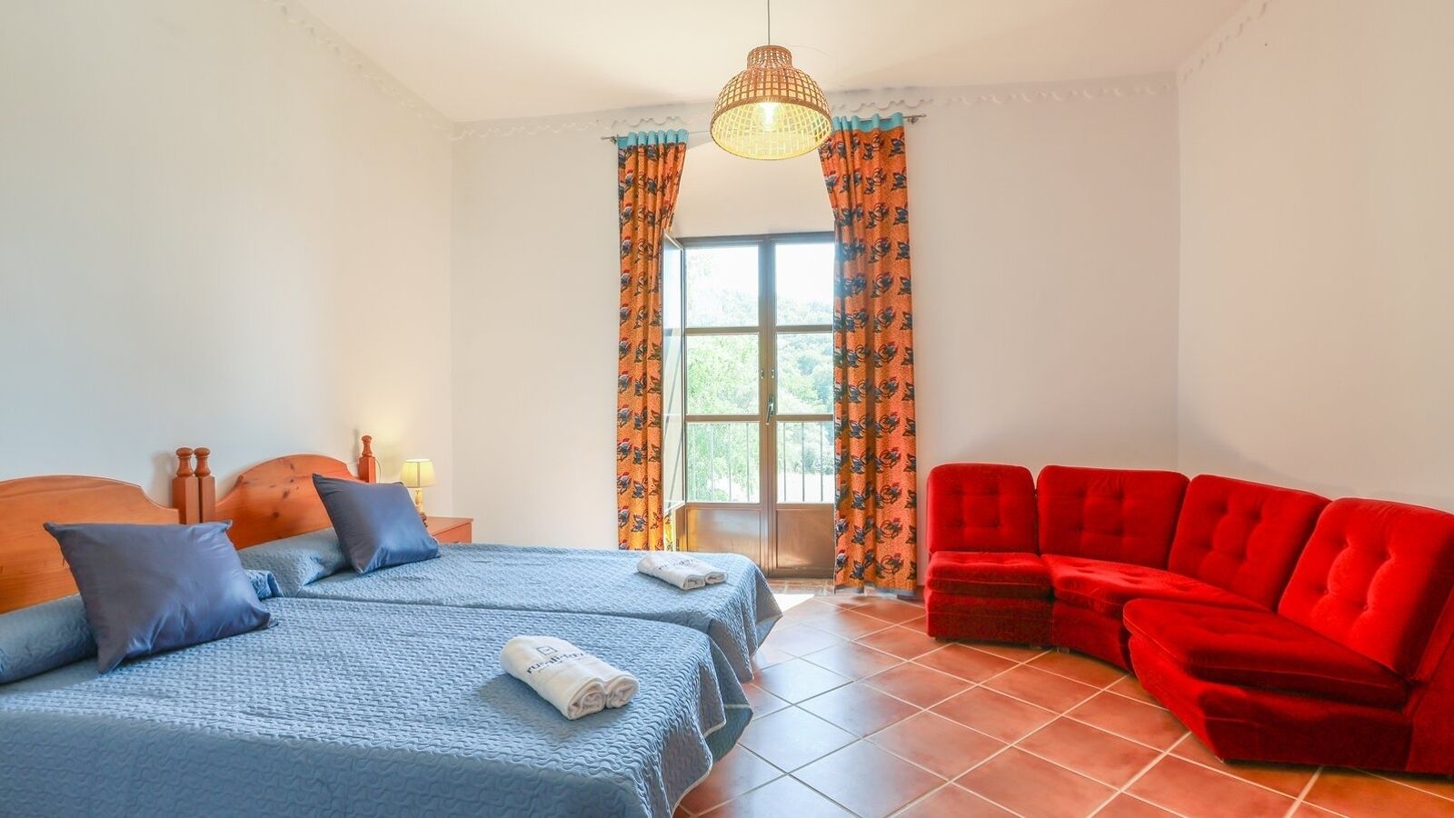 4 dormitorios, tabla de planchar con plancha, cuna de viaje