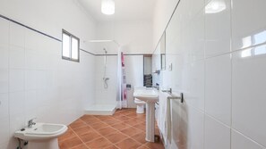 Shower - Cortijo San Rafael Constantina by Ruralidays (Seville)
