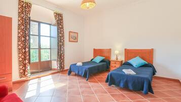 4 bedrooms, iron/ironing board, travel crib