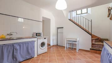 Een koelkast, een microgolfoven, een kookplaat