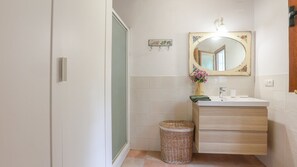 Shower, towels