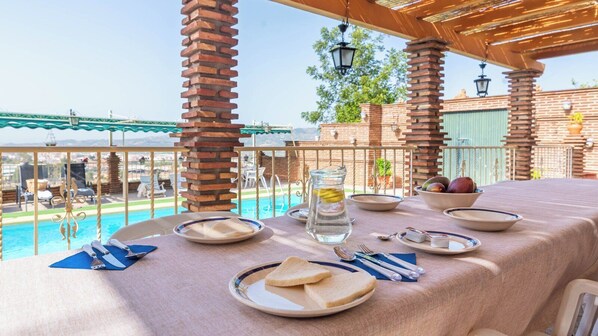 Outdoor dining - La Ribera Vélez-Málaga by Ruralidays (Málaga)