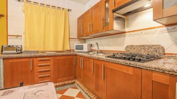 Een koelkast, een magnetron, een oven, een kookplaat