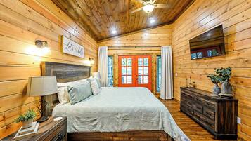 2 bedrooms, iron/ironing board, travel crib, free WiFi